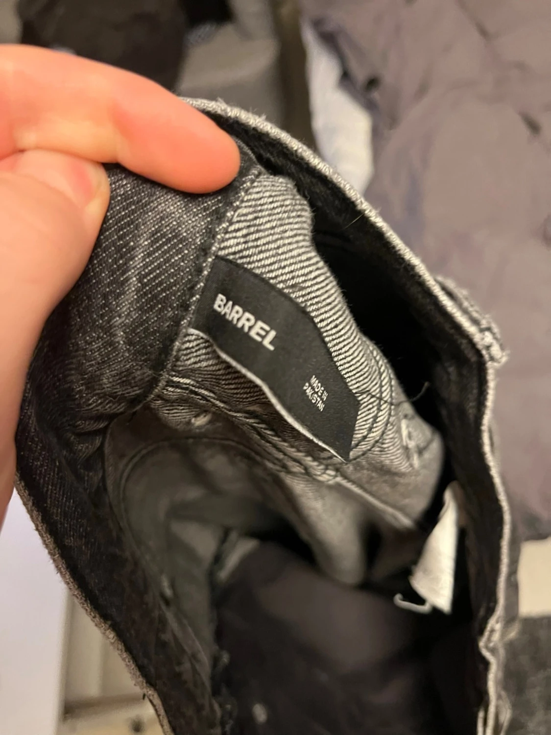 Grå Barrel jeans från Weekday 27/30 - 2