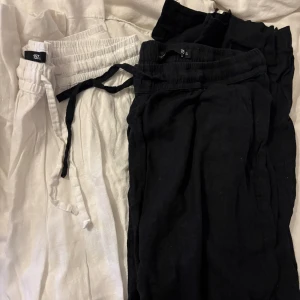 Två par linnebyxor - Uppsydda själv  för att passa mig som är ca 160. Annars fint skick. Svarta är S och vita XS