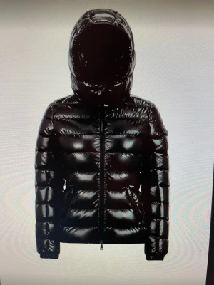 Moncler dunjacka Bady Giubbotto - En av Monclers absoluta klassiker - Bady Giubbotto. Kort puffer/dunjacka. Självklart äkta med qr-kod och nummer för äkthetsverifiering. Moncler storlek 2 = Medium men jag skulle säga mer small/medium i storleken. Nypris 17 580 kr.
