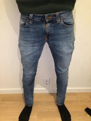 Nudie Jeans - Säljer mina nudie jeans då de inte passarnas bra längre. | Storlek w28 l32. | Riktigt schyssta fades på jeansen vilket är mycket populärt. | Passform: slim/skinny. | Byten accepteras och priset går att diskutera. | Har du frågor är det bara att höra av dig🙌