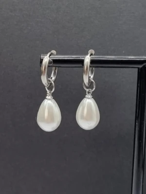 Handgjorda örhängen med pärldroppar  - Material-rostfritt stål.  