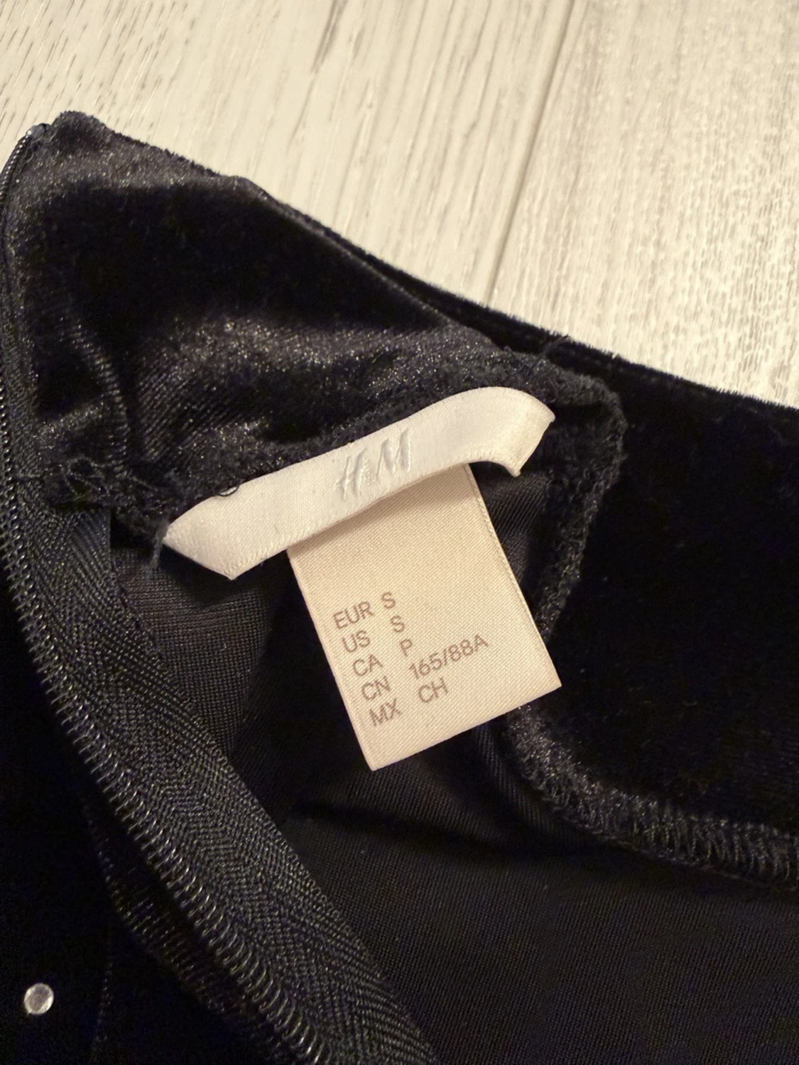 Svart sammets polotopp med pärlor H&M - 1