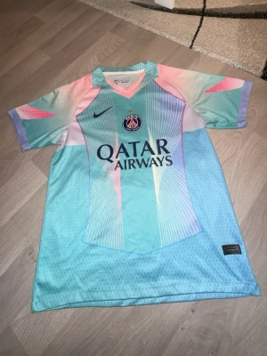 PSG 25-26 Blue edition Fan Traning - Mycket fin och Ljus fotbolls tröja!