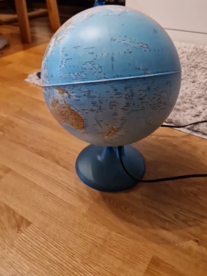 Världs glob med lampa  - Detta är en global med en inbyggd lampa som funkar. Den är bra för att plugga geografi.