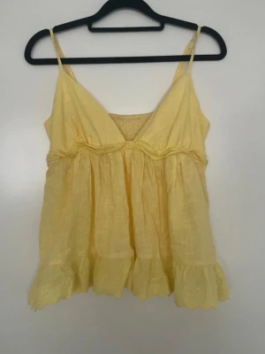 gul topp - gul topp med volang 💕 perfekt till sommaren 