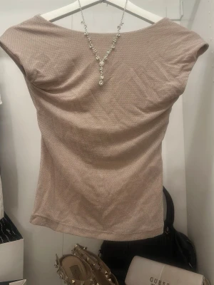 Rosa/beige glittrig topp  - Säljer en rosa beige glittrig topp med öppen rygg. Den är från stradivarius och är i storlek XS🩷🩷