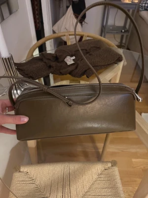 Axelväska med silver detalj - City bag i en as cool militär grön/grå färg. Tror bara denna har kommit till användning en eller två gånger. Så synd för den är så fin! Finns inga revor eller defekter och säljs inte längre hos Zara. Kom gärna med pris förslag om du har några!❤️