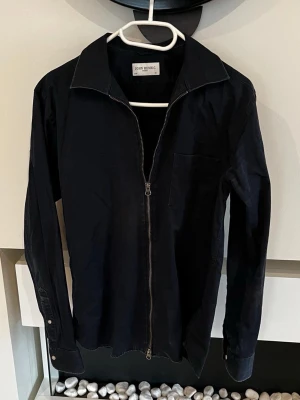 John Henric Zip - Hej, säljer denna jättefina full zip från John Henric i storlek 40 och i marinblå färg. Jättesnygg som passar perfekt till allt. Skriv gärna vid intresse! Inga defekter.