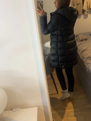 Svart lång vinterjacka från Colmar - Säljer en svart lång vinterjacka från Colmar helt ny använt några gånger men inga defekter köpt för 5500kr säljer då ja är trött på o ha lång jacka ja är 163cm o den sitter perfekt i längden pris kan diskuteras!