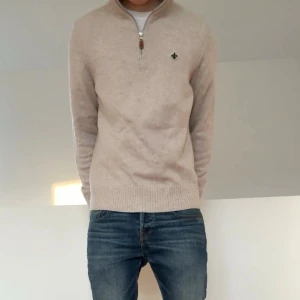Morris Ull Half Zip - Säljer en sjukt fet Morris Half zip i färgen vit/creme vit. Tröjan är i mycket bra skick utan en nåra defekter då den varit väldigt väl omhändertagen. Tröjan är även extremt mjuk och skön då den är i en finare Merino ull. Den är i en strl M och sitter även som en M. Hör gärna av er vid frågor eller funderingar!!