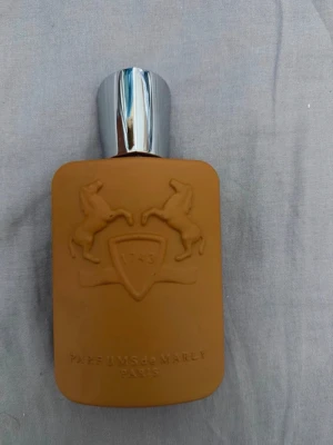 Lyxig Parfym från Paris - Exklusiv parfym från Parfums de Marly Paris. Flaskan har en unik design med två hästar och märkets logotyp. Perfekt för dig som vill sticka ut med en elegant och trendig doft.