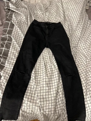 Svarta skinny jeans från Cubus - Säljer ett par svarta skinny jeans från Cubus i storlek 164. Jeansen har klassisk femficksdesign, knapp och dragkedja framtill samt smal passform hela vägen ner.