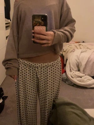 Beige stickad tröja Gilly Hicks - Mysig beige stickad tröja från Gilly Hicks i oversized modell. Priset går att diskutera. Använd en gång.❣️❣️