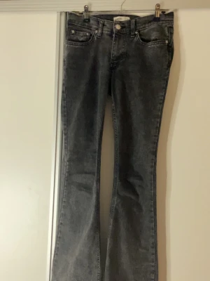 Bootcut svarta jeans - Säljer ett par svarta bootcut jeans 