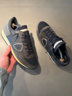 Philippe Model Skor  - ‼️VI TAR INGA BYTEN‼️ Philippe Model Sneakers | Skick: 8/10 | Storlek 41 fits 42 | Box, skopåse & kort ingår! | Frakt sker inom 24 timmar efter köp 📦💨 | Hör av dig vid minsta fråga eller fundering 💭