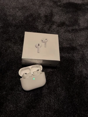 AirPods Pro 3 - Snygga och välvårdade Apple AirPods Pro med originalförpackning. Trådlösa hörlurar med aktiv brusreducering och laddningsetui. Perfekt för musik, samtal och träning. Inga synliga repor eller skador, fungerar utmärkt.