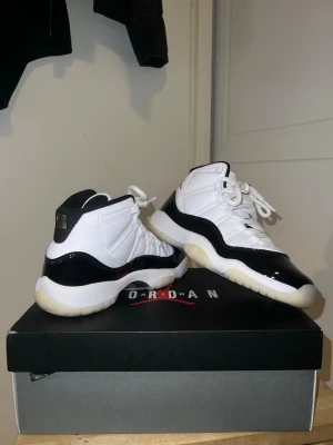 Air Jordan 11 Retro Gratitude  - Säljer ett par Air Jordan 11 Gratitude i storlek 37.5 använda 2 ggr som nya inga tecken på slitage. Inpricip som nya. Pris kan diskuteras