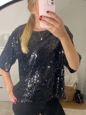Svart paljettopp - Säljer denna supersöta svarta paljett toppen som passar perfekt till fest eller finare tillfällen!💕💕i strl S men passar även mindre för en mer ”loose” fit! bara använt 1 gång, inga skador eller defekter💋