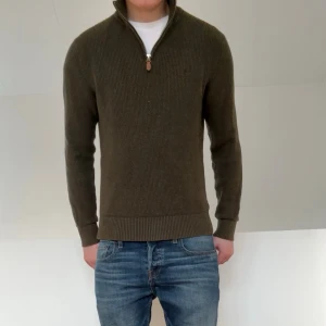Morris Half Zip - Säljer en sjukt fet Half zip ifrån Morris. Half zipen är i en skön mörkare olivgrön och är i mycke bra skick förutom att nån tråd till lappen i nacken har börjat trilla av men som är väldigt lätt att fixa! Tröjan är i strl S och sitter även som de!! Hör gärna av er vid frågor eller funderingar!!