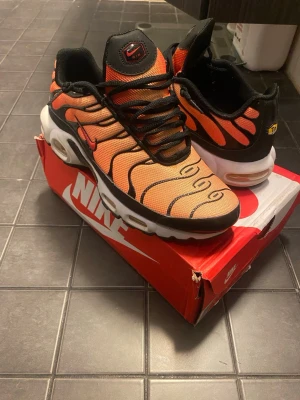 Nike TN Sunset - Nike TN, orange och svart, storlek 43, använda men ändå jätte bra skick