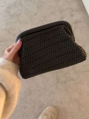 Clutch väska - Jätte söt väska i svart flätat mönster💕💕 säljer pga ingen användning av den länge❤️