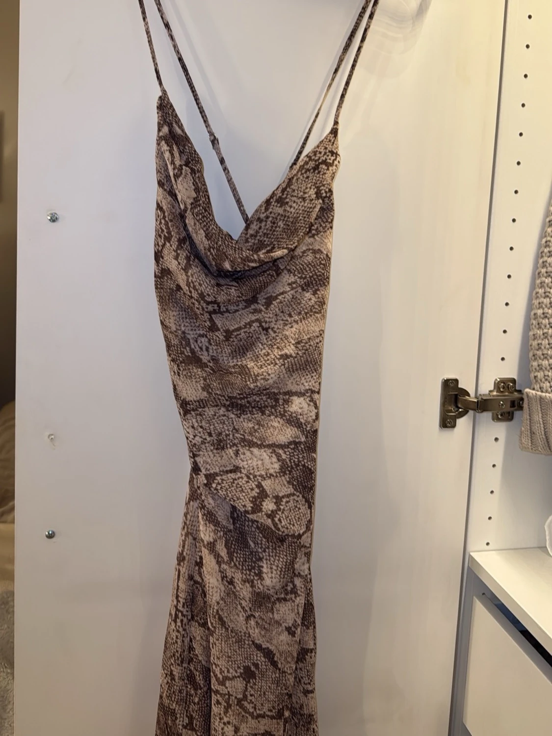 Beige långklänning med ormmönster - 3