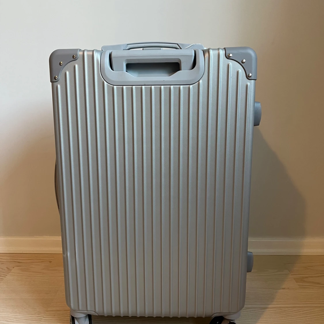 Silver resväska med kodlås - 2