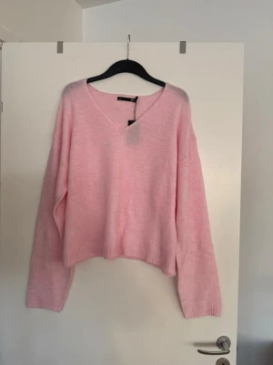 Stickad kofta rosa  - Storlek XL. Aldrig använd. 