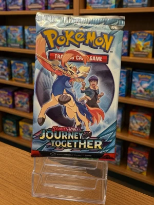 Pokémon Scarlet & Violet -Journey TogetherBooster Pack - Booster Packs | Pokémon TCG  Upptäck äventyret i Pokémon Scarlet & Violet – Journey Together! Denna serie fokuserar på det starka bandet mellan tränare och deras Pokémon, med vackra illustrationer och kraftfulla kort.  Vad kan du hitta i Journey Together? • Pokémonkort från Scarlet & Violet-eran • Pokémon ex-kort • Holografiska och sällsynta kort • Ultra Rare & Special Illustration Rare • Tränarkort, energikort och samlarkort • Kort som visar tränare tillsammans med sina Pokémon