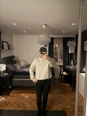 Beige stickad tröja stl m - Mysig beige stickad tröja med rund halsringning och avslappnad passform. Perfekt för kyliga dagar och enkel att matcha med olika outfits. Långärmad och i ett mjukt material som känns skönt mot huden.