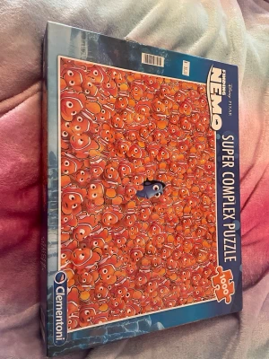  Pussel  - En fullständigt pussel, säljer dom min kompis redan har lagt det och inte nånting som hon vill ha kvar