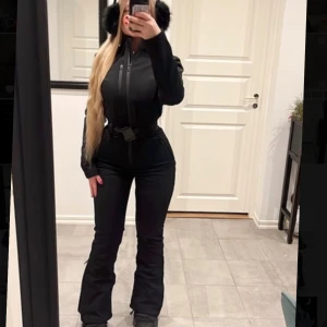 Svart skidoverall från Zara - Säljer min svarta skidoverall från Zara som jag endast har testat men är helt oanvänd. 