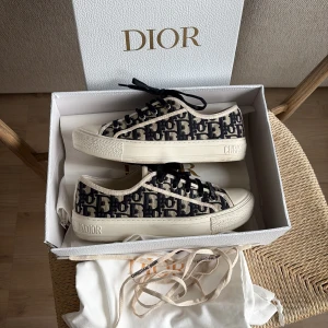Christian Dior sneakers walkn dior - Snygga sneakers från Christian Dior med beige och marinblått monogrammönster. Jättefint skick, endast lite smutsiga undertill. Storlek 39, passar på mig som har 38 också. Allt ingår, låda dustdag, extra snören som är vita🎀🎀