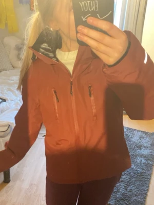 Röd skitsnygg skidjacka  - Säljer en skit snygg röd skid jacka då den inte kommit till användning mer än en gång ! Perfekt för att göra skid looken komplett och håller dig varm i backarna! Inga defekter och endast använd en gång vid utomhus aktivitet , pris går att diskutera 
