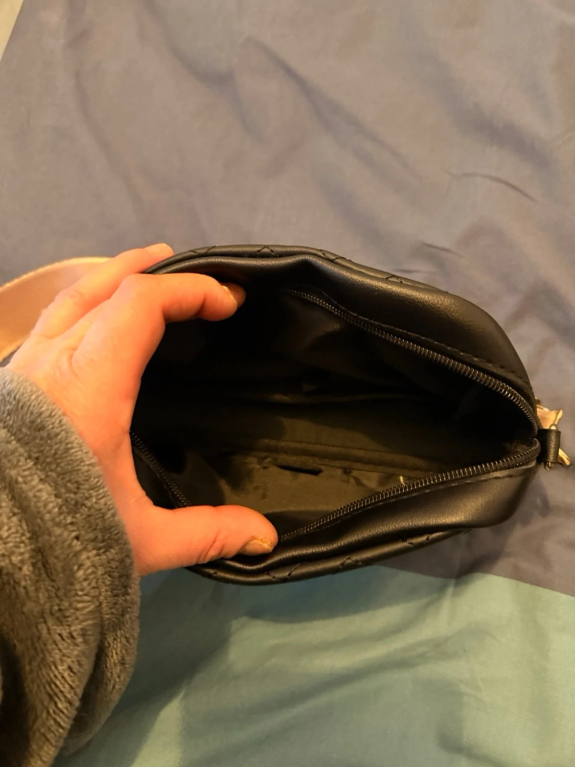 Svart quiltad axelväska med LOVE-band - 2