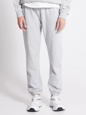 Lager 157 grå mjukisbyxor med resår - Säljer ett par Lager 157 klassiska grå mjukisbyxor med resår i midjan och vid bensluten. Storlek M. Byxorna har en avslappnad passform och är tillverkade i mjukt bomullsmaterial. Perfekta för chill dagar eller när du vill vara extra bekväm. Använda 3 gånger, bra skick