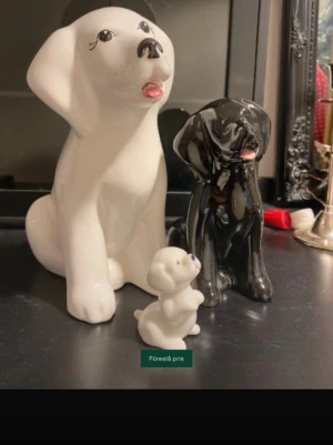 Porslinshundar  - Bilden visar porslinshundar i svart och vitt, men ingen väst finns med. Ladda gärna upp en bild på västen för att få en beskrivning.