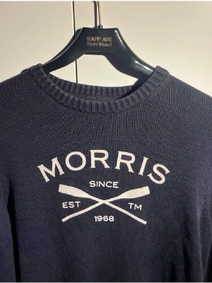 Mörkblå stickad tröja från Morris - Säljer en mörkblå stickad tröja från Morris! Säljer då den aldrig kommer till användning längre! Använt fåtal gånger skick: 9/10! passar dig perfekt runt 170-185! Pris:399kr
