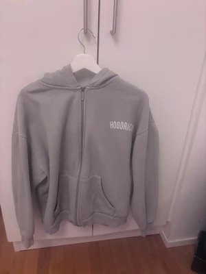 Hoodrich zip up  hoodie  - Grå hoodrich zip up hoodie. Använd ett par gånger. Lite färg som jag gåt av på dragkedjan med annars helt fläckfri. 
