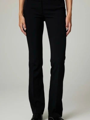 Lågmidjade kostymbyxor i Tall - superfina lågmidjade kostymbyxor i tall från bikbok, säljer då de är alldeles för stora💞nypris 499kr!