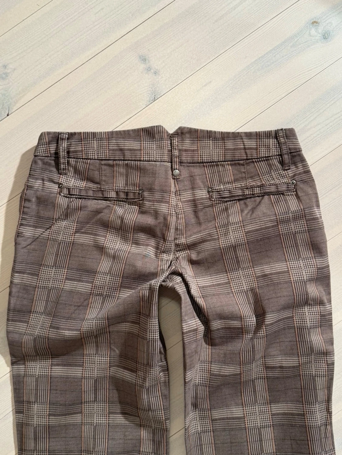 Låga rutiga bootcut kostymbyxor  - 5