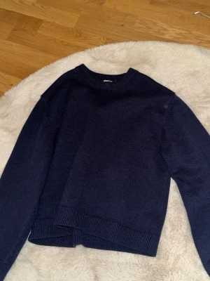 Marinblå tröja  - Stickad tjocktröja knappt använd 