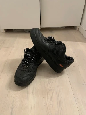 Nike air force 1 Supreme - Hej jag säljer ett par Supreme skor som jag använt väldigt mycket men är fortfarande bekväma och väldigt sköna skor. Men säljer dom för att jag fått ett år nya skor i julklapp. Boxen till skorna kommer även med. Och kvittot om de finns kvar. Köpte dom för ca 3 tusen när dom kom ut.