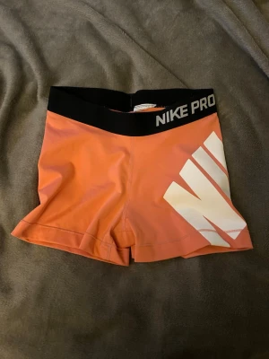 Nike Pro coral/rosa träningsshorts S - Nike pro shorts som är i coral färg. Nästan oanvända. 