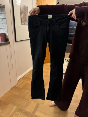 Svarta lågmidjade, bootcut jeans från Lee - Jättesnygga lågmidjade, bootcut jeans från lee . Köpta för 750kr, mitt pris är 500kr + frakt som kunden betalar, priset kan diskuteras.