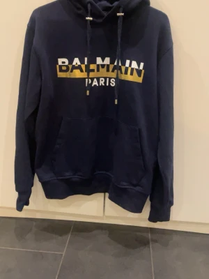 Balmain hoodie - Tröja från balmain Paris,riktigt skön och stil ren tröja men sticker ändå ut lite,tröjan är i väldigt gott skick och jag har knappt andvänt den.storlek M