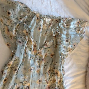 Somrig blus med volang& knappar - Jätte söt och somrig blus med volangärmar och knappar vid bröstet