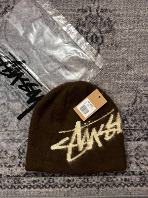 Stüssy mössa  - Säljer min jätte snygga mössa från Stüssy, skriv vid frågor, priset är förhandlingsbart och kan skicka direkt efter köpet ☺ Passar både män och kvinnor 