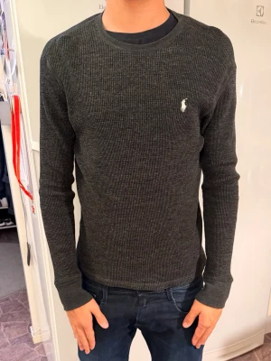 Ralph Lauren tröja -  Ralph Lauren tröja   Skick enligt bild  Modellen är 180 cm