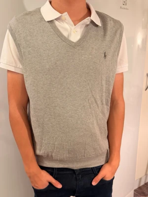 Ralph Lauren tröja -   Ralph Lauren tröja   Skick enligt bild  Modellen är 180 cm